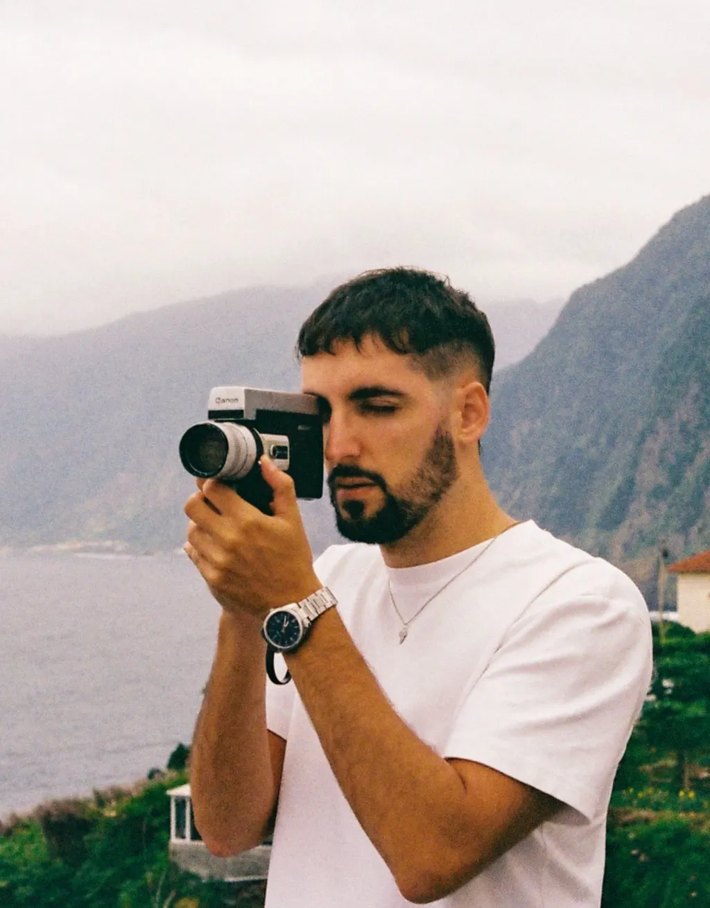 Diego DPL grabando con una cámara Super 8 frente a un acantilado